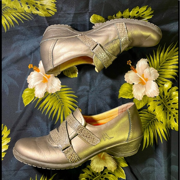 Made in Portugal SUAVE comfy & sleek  sneakers with velcro closure size 39 EUC - Picture 2 of 12